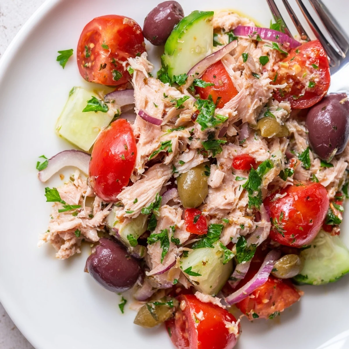 Mediterranean tuna salad in a bowl with colorful vegetables and zesty lemon dressing